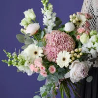 Buchet cu hortensii, bujori și gerbera albă