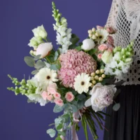 Buchet cu hortensii, bujori și gerbera albă