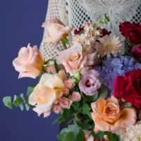 Buchet cu trandafiri roșii, hortensii și eustoma