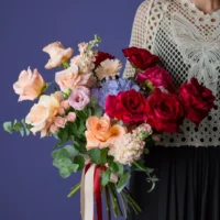 Buchet cu trandafiri roșii, hortensii și eustoma