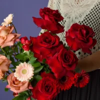 Buchet cu trandafiri roșii, trandafiri peach și gerbera