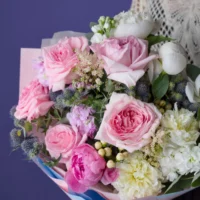 Buchet cu trandafiri roz, bujori albi și eryngium
