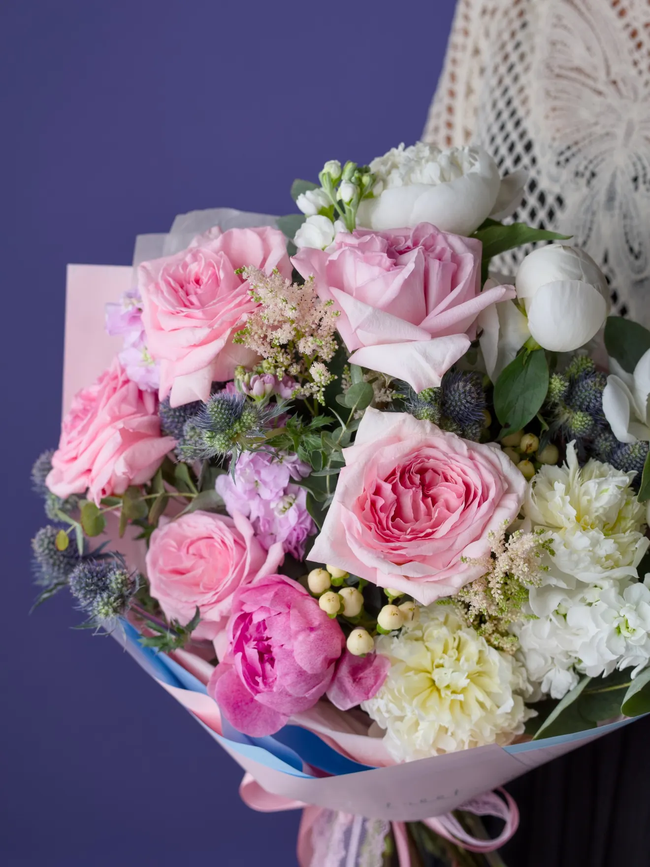 Buchet cu trandafiri roz, bujori albi și eryngium