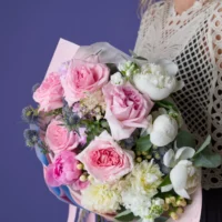Buchet cu trandafiri roz, bujori albi și eryngium