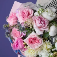 Buchet cu trandafiri roz, bujori albi și eryngium