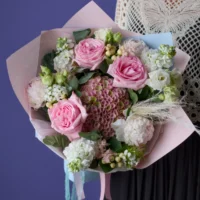 Buchet cu trandafiri roz, hortensii și bujori