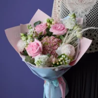 Buchet cu trandafiri roz, hortensii și bujori